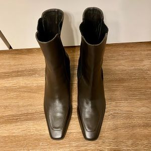 🆕 NWT Marion Parke - Chocolate Baby Calf with Black Knotted Elastic - Size 7